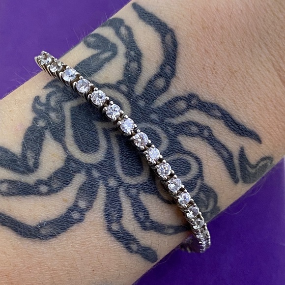 💛 Elegant Sterling Silver CZ Tennis Bracelet - Picture 4 of 6